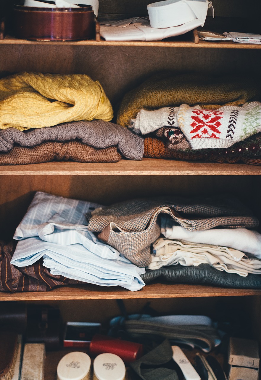 Jak segregować odzież w garderobie?