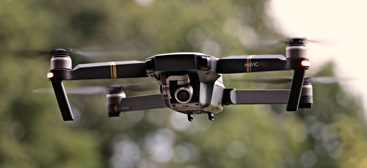 Zwrotne drony z podwieszaną kamerą – warsztat młodego filmowca