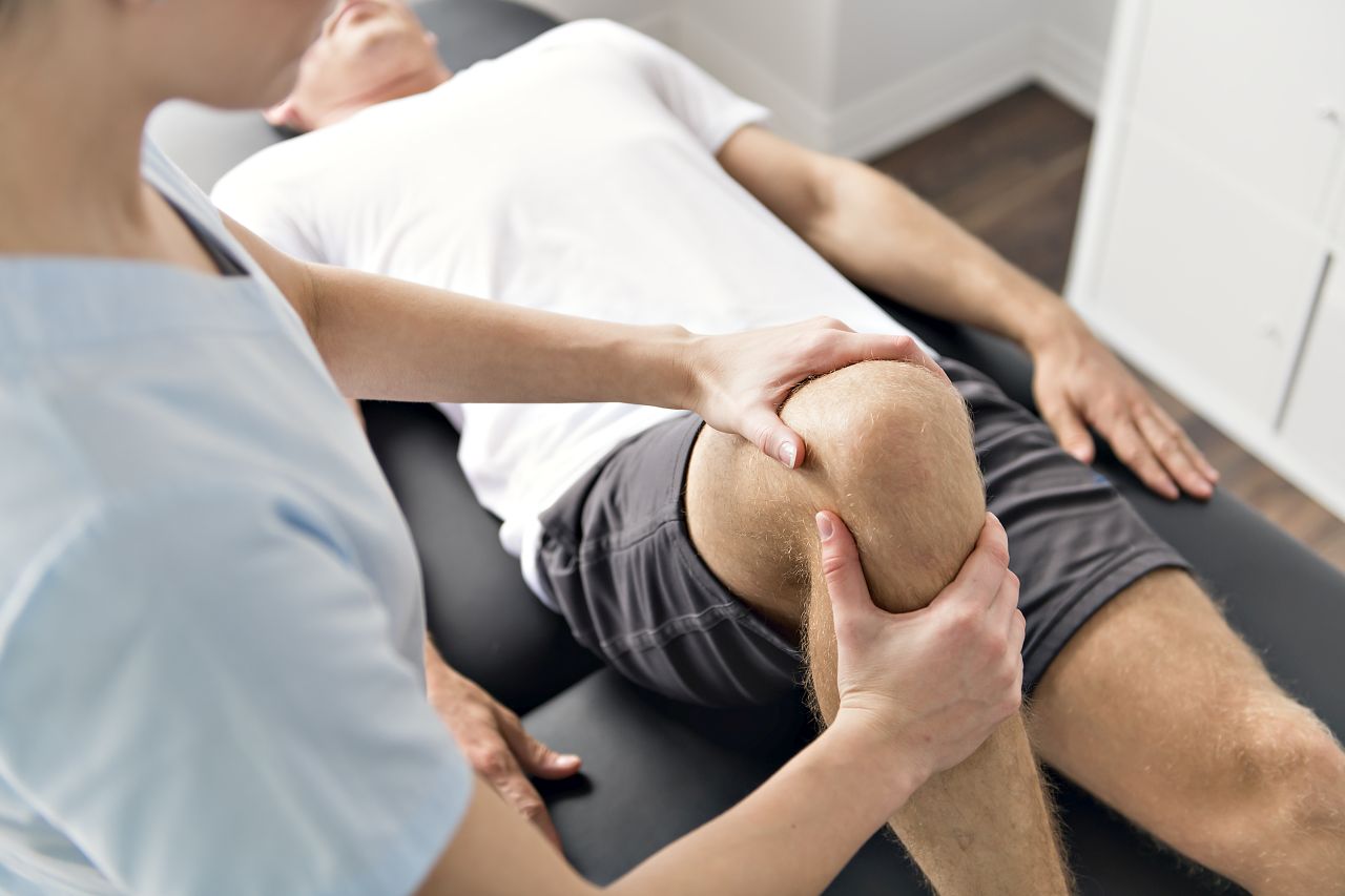 Uraz kolana – jak podejść do procesu leczenia?