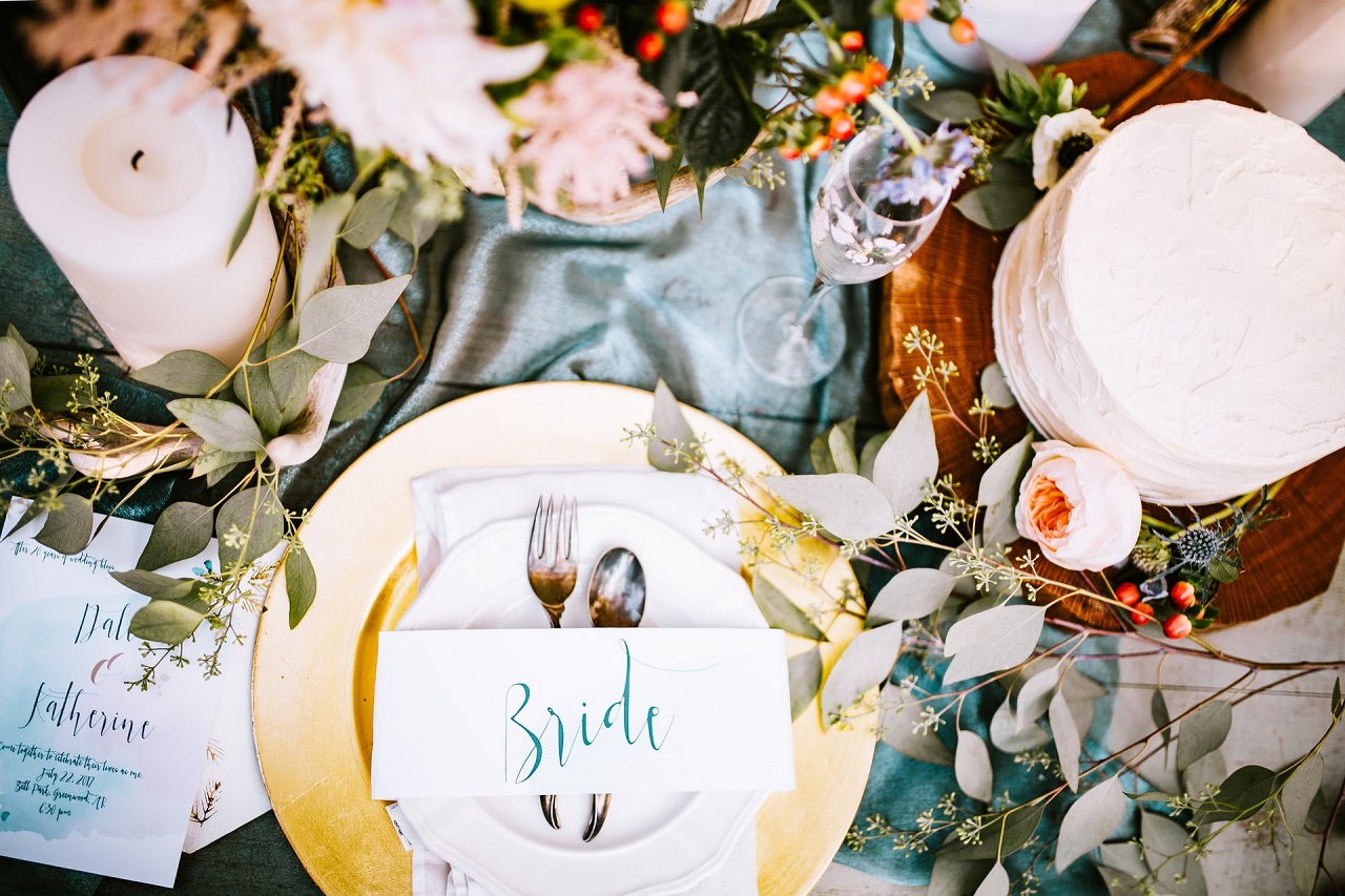 Dekoracje na stoły weselne w stylu glamour