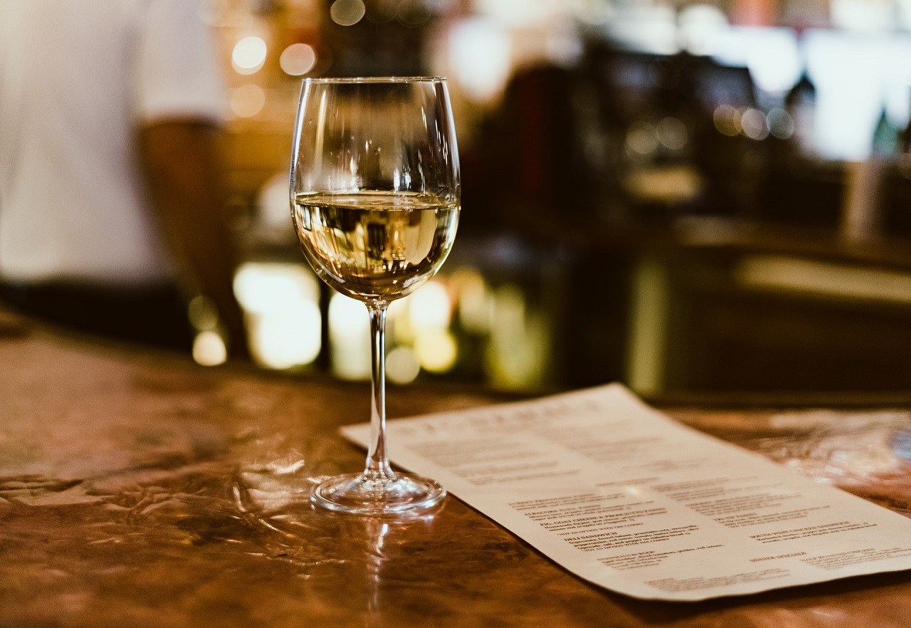 Wino białe – główne cechy i z czym najlepiej je łączyć?