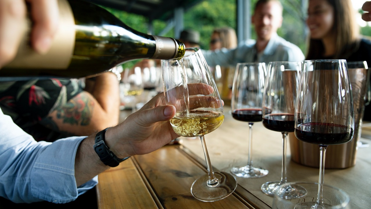 Wykwintna kolacja – jaki alkohol powinien pojawić się na stole?