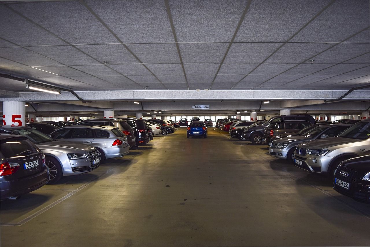 Miejsca parkingowe specjalnego przeznaczenia – dla kogo mogą być zarezerwowane?