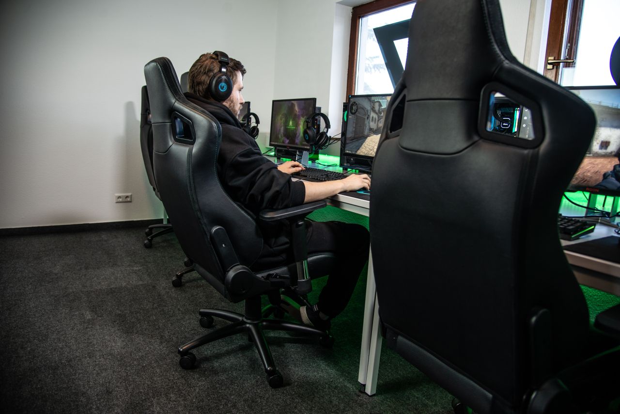 Jak dobrać odpowiednie krzesło, do przesiadywania długich sesji gamingowych?