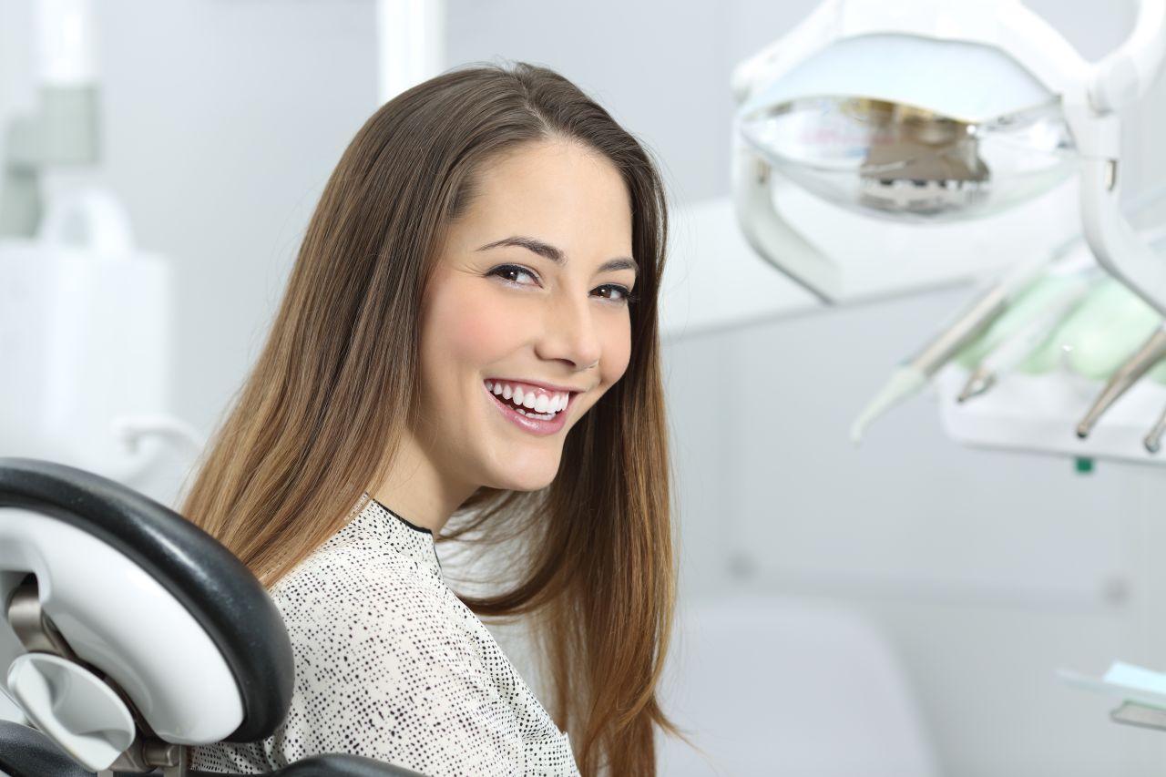 Dentysta – jakie zabiegi potrafią szybko odmienić wygląd zębów?
