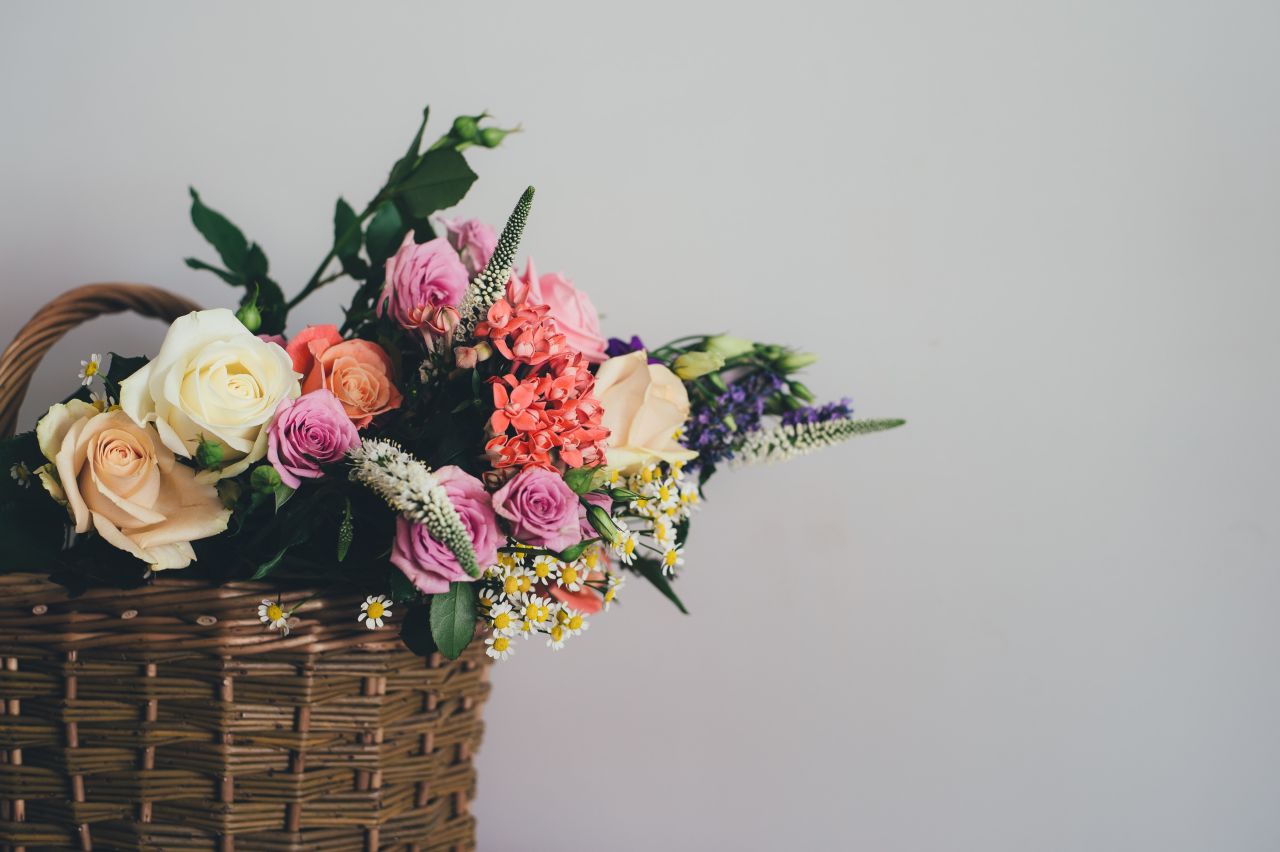 Kosz kwiatów – idealny prezent na wyjątkową okazję