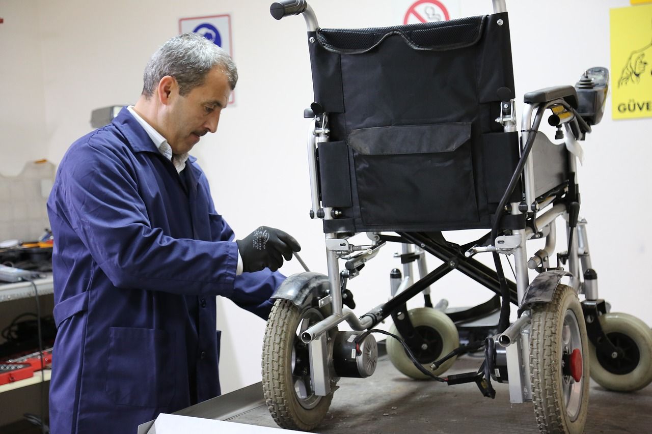 Wózek inwalidzki – w jakich sytuacjach jest niezbędny?