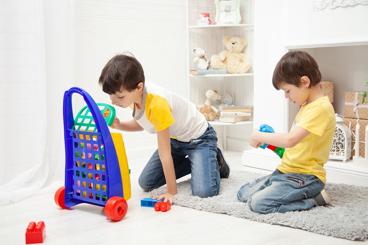 Na jakie elementy warto zwrócić uwagę dobierając zabawki przeznaczone dla naszego dziecka?