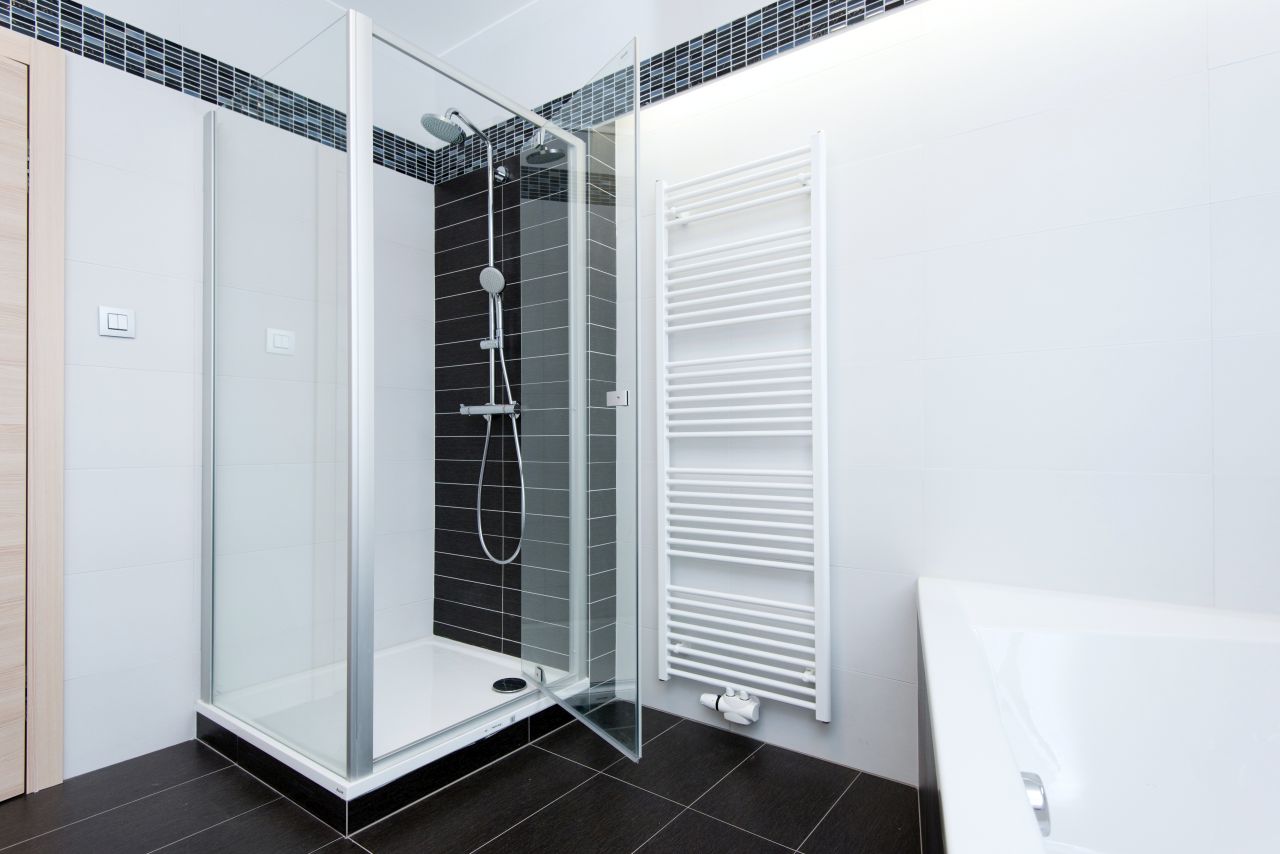 Na jakie parametry zwrócić uwagę dokonując wyboru prysznica do naszej nowej łazienki?