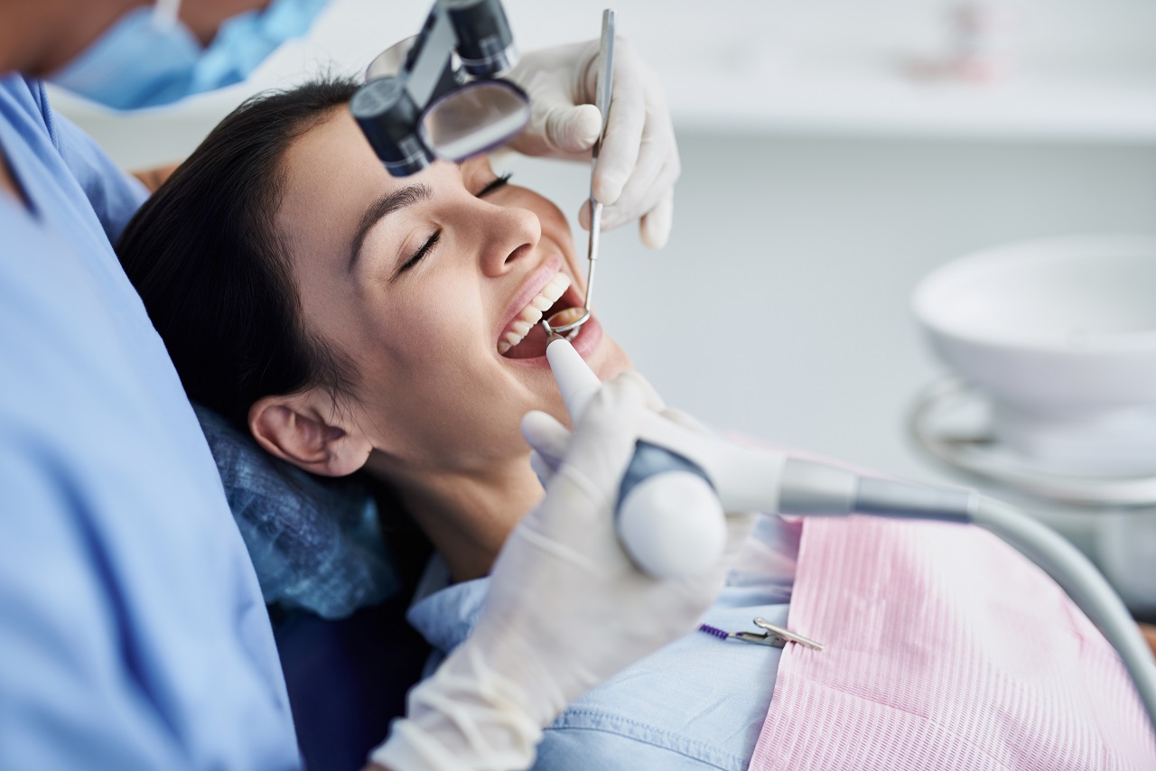 Dlaczego warto chodzić na kontrolę do dentysty?