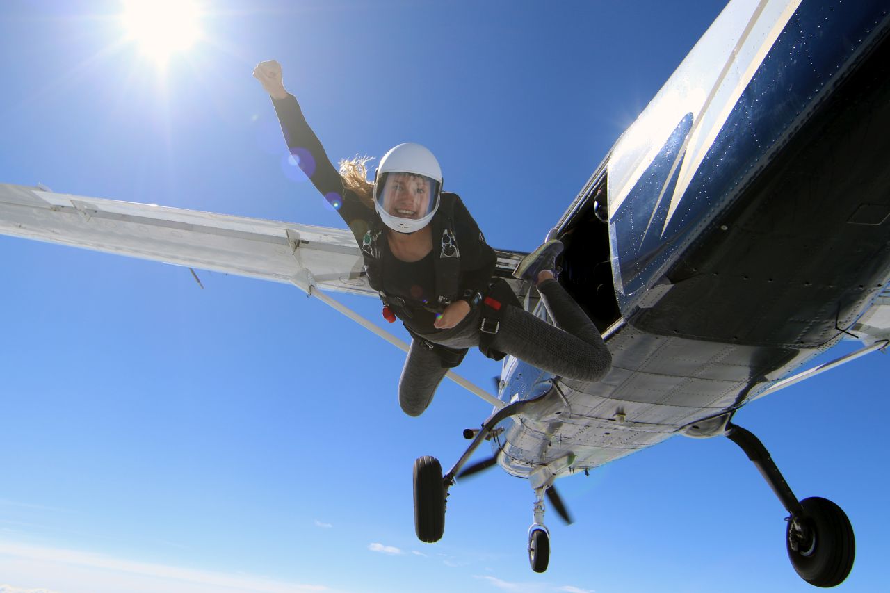 Skok ze spadochronem – dlaczego warto spróbować?
